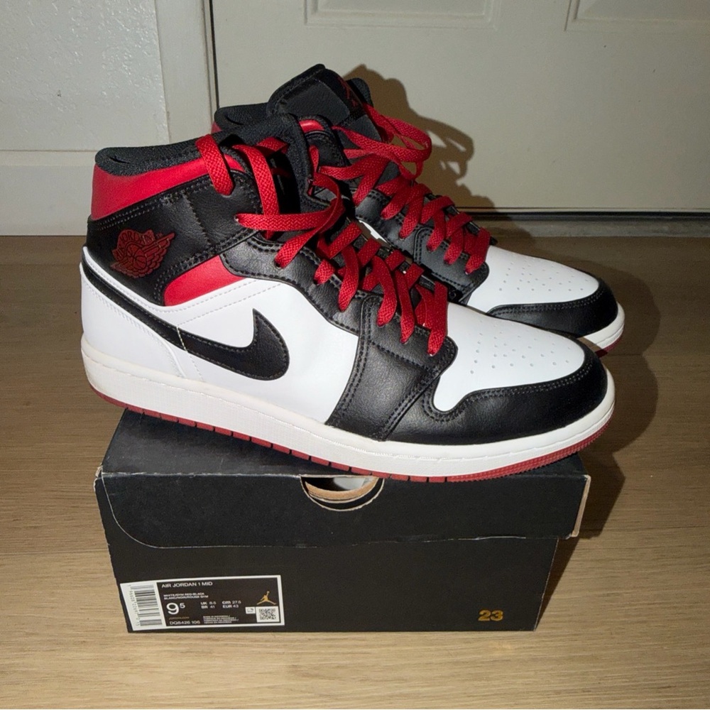 Nike Mens Air Jordan 1 Mid Black Toe White Red Sneakers DQ8426-106 Sz 9.5